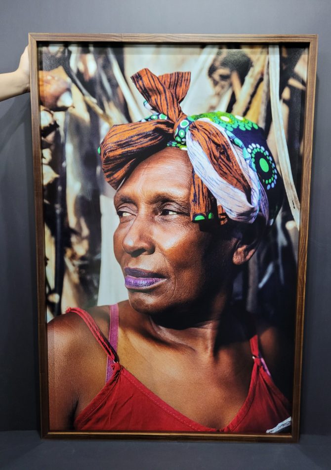 8NEGRA EMOLDURADA